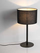 Alt Tag: Sibnia Tischleuchte E27 Ø 30cm - schwarze Tischlampe mit goldenen Details, moderner zylindrischer Lampenschirm, stimmungsvolle Beleuchtung