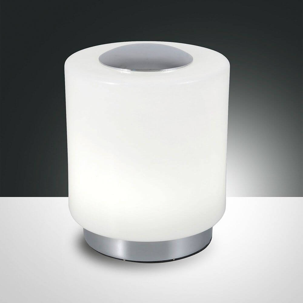 Simi LED Tischleuchte mit Touchdimmer 700lm Verchromt, Weiß-Glänzend auf einem Tisch