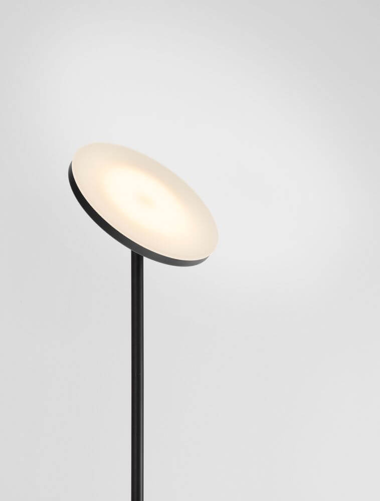 Sinkro LED Stehlampe Ø 25,2cm 3000K mit Drehschalter - schlanke weiße Stehlampe mit rundem Leuchtkopf und schwarzem Stab, warmweißes Licht