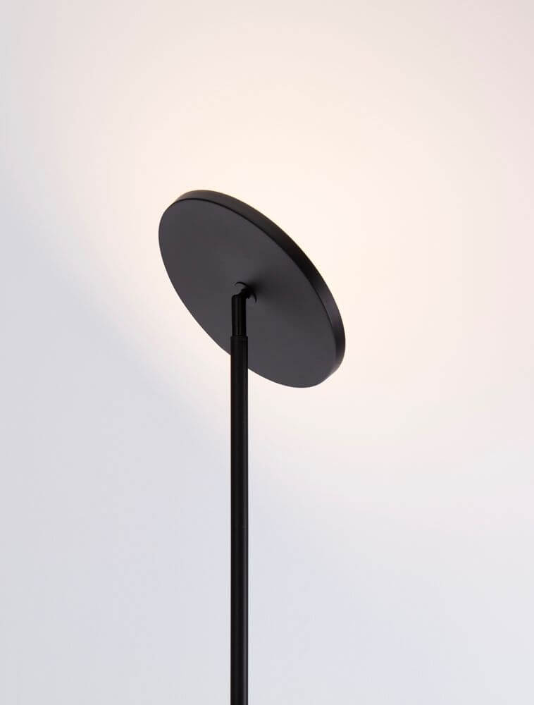 Sinkro LED Stehlampe Ø 25,2cm 3000K mit Drehschalter – schlanke schwarze Stehlampe mit rundem Diffusor und warmweißem Licht