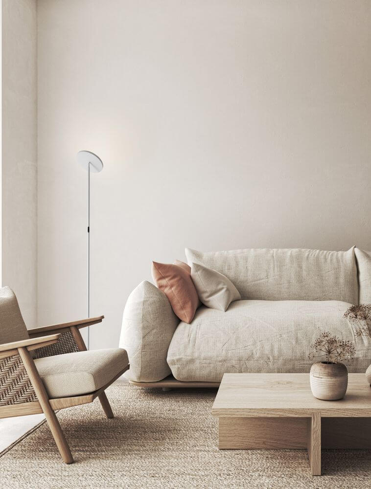 Sinkro LED Stehlampe Ø 25,2cm 3000K mit Drehschalter in modernem Wohnzimmerambiente mit weißer schlanker Aluminium-Leuchte neben Sofa