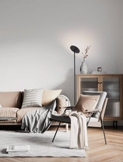 Lampe sur pied Sinkro LED Ø 25,2 cm 3000K avec interrupteur rotatif dans un salon moderne, élégante lampe sur pied en aluminium blanc à côté du canapé et du fauteuil