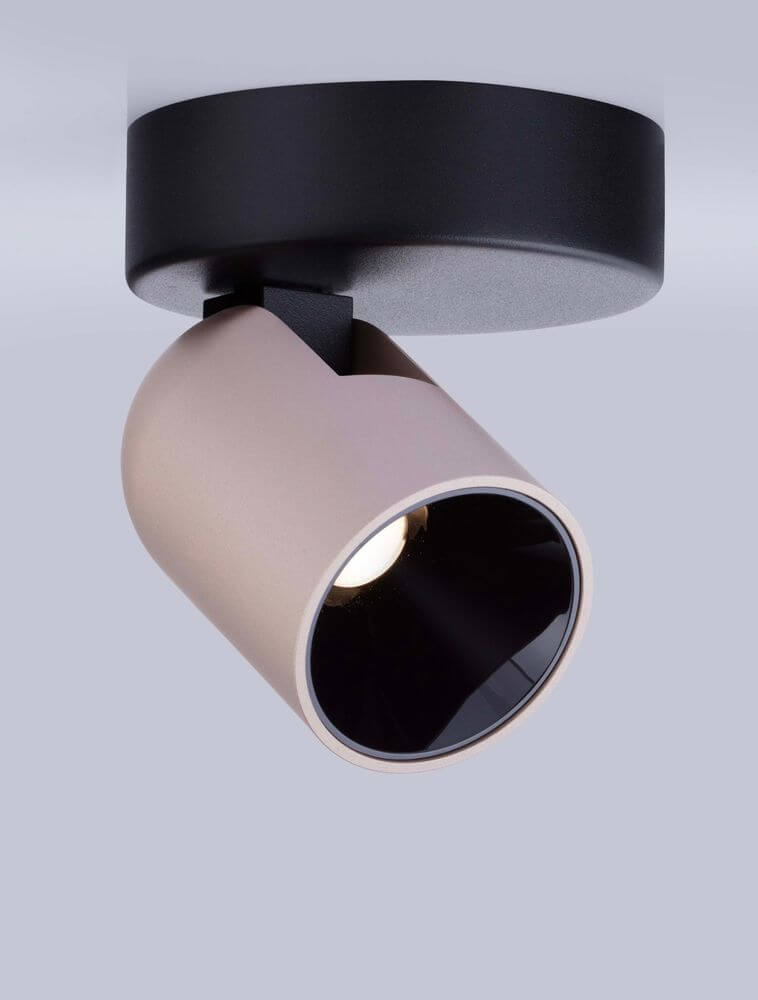 Sirmos LED Deckenleuchte 3000K Schwarz, Braun mit einem modernen Design und gezieltem Lichtstrahl.