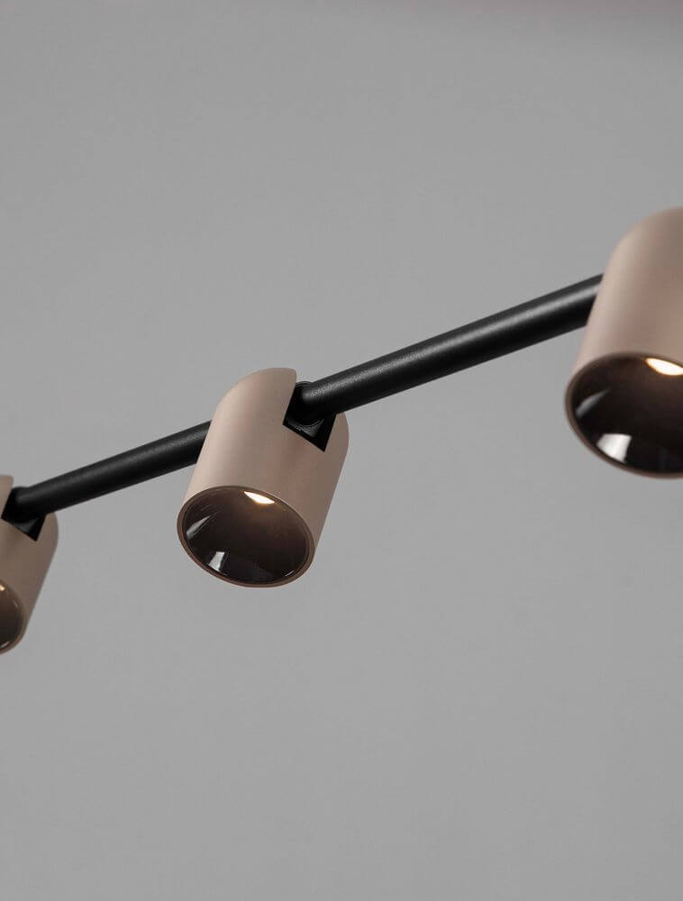 Sirmos LED Pendelleuchte 4-flammig 3000K Schwarz, Braun mit schlankem Profil und schwenkbaren Leuchtköpfen.