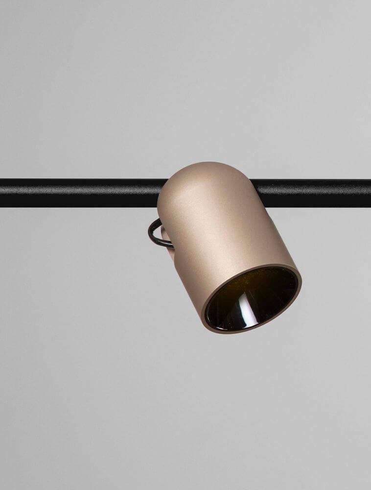 Sirmos LED Pendelleuchte 4-flammig 3000K Schwarz, Braun mit schlankem, skulpturalem Design in Mokka.