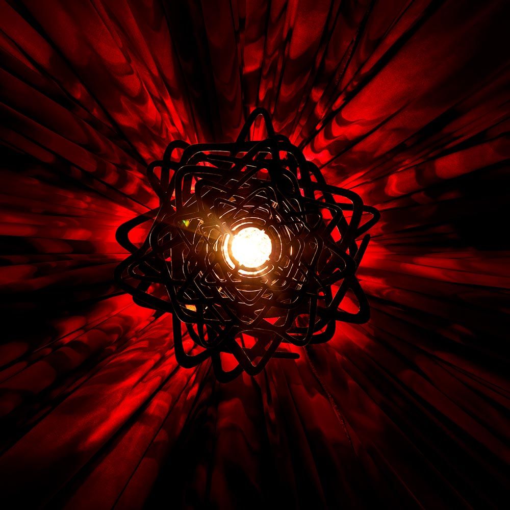 Slamp Deckenlampe Aurora Mini Weiß mit elegantem, rotem Licht-Design und kristallinem Kern.