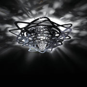 Luz de teto Slamp Aurora Mini Preta com núcleo cristalino, design elegante e reflexos de luz sofisticados.