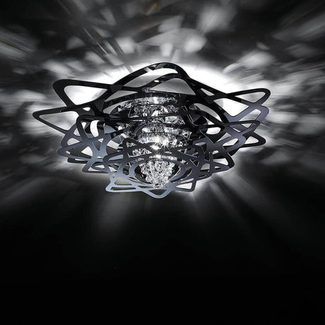 Slamp lampada da soffitto Aurora Mini Nera con nucleo cristallino, design elegante e riflessi di luce stilosi.