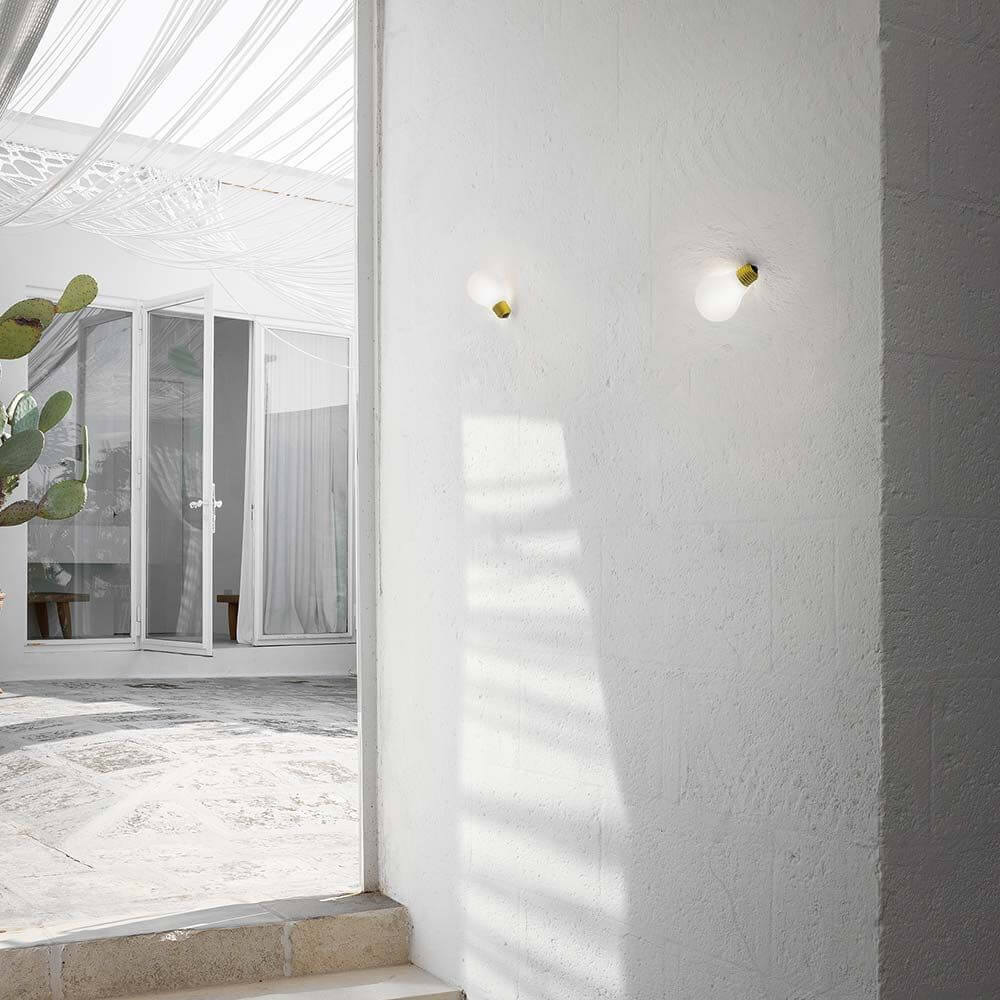 Slamp Einbau-Wandlampe Glühbirne Idea Applique Weiß an einer weißen Wand in einem modernen Raum