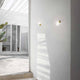 Slamp Einbau-Wandlampe Glühbirne Idea Applique Weiß an einer weißen Wand in einem modernen Raum