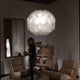 Slamp Flora Pendelleuchte Ø 36cm im modernen Wohnambiente mit stilvollem Design und dekorativen Blütenblättern.