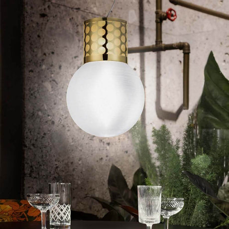 Slamp Hängelampe Atmosfera Kugelleuchte in elegantem Design über einem Tisch mit Gläsern.