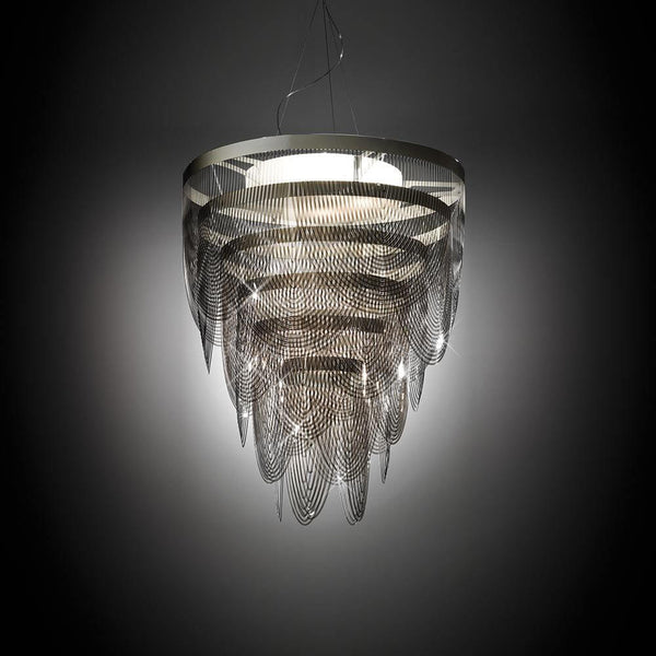 Slamp Lâmpada Pendente Ceremony Large Cor Fumê em fundo preto, com correntes translúcidas de tecnopolímeros.
