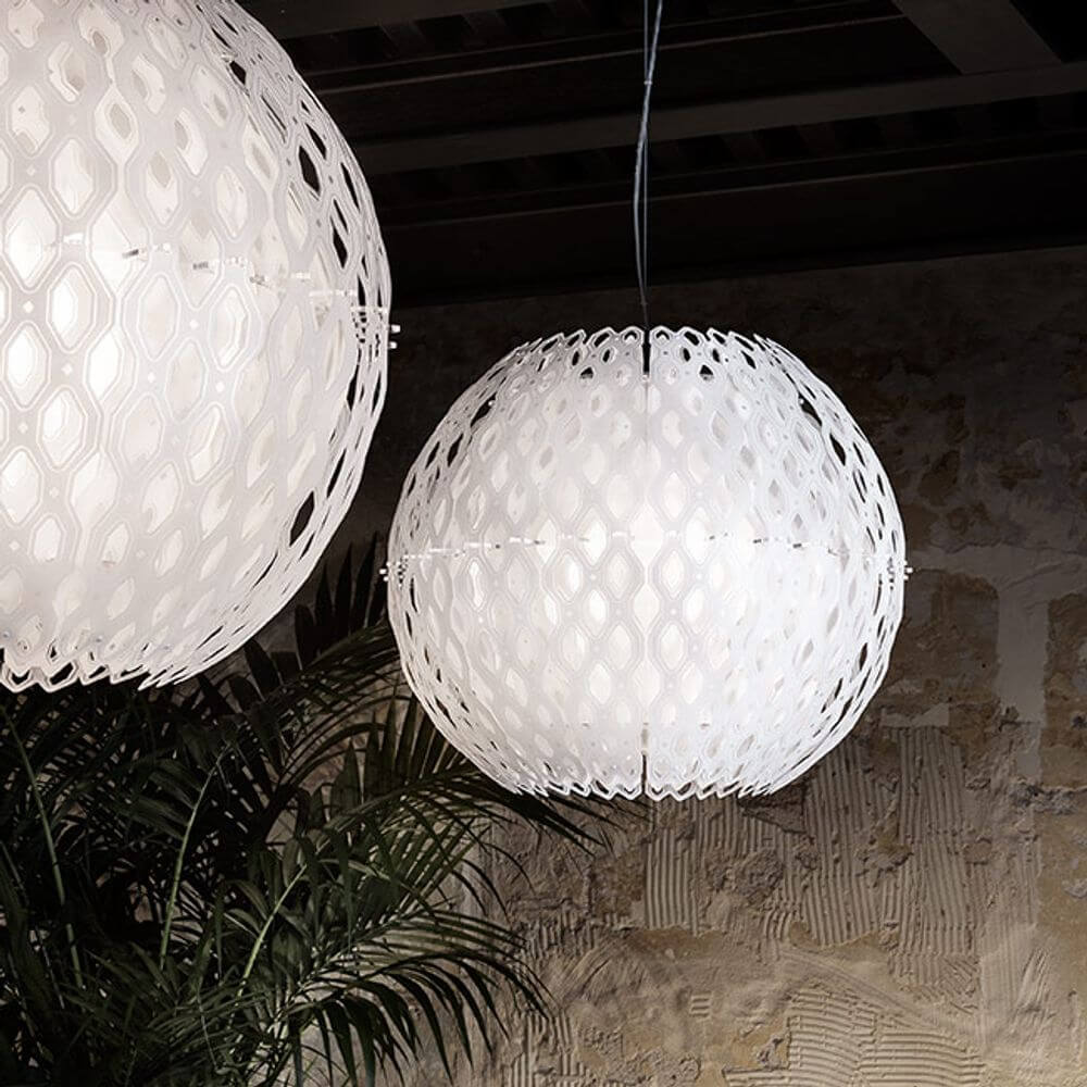 Slamp Hängelampe Charlotte Globe in Weiß, 60cm Ø, mit Wabenmuster und künstlerischem Design.