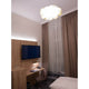 Slamp Hängelampe Drusa Goldfarben, Velvet in einem modern eingerichteten Zimmer, über einem Arbeitsplatz.