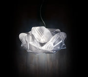 Lampada a sospensione Slamp Fabula Prisma Trasparente in design trasparente con luce morbida.