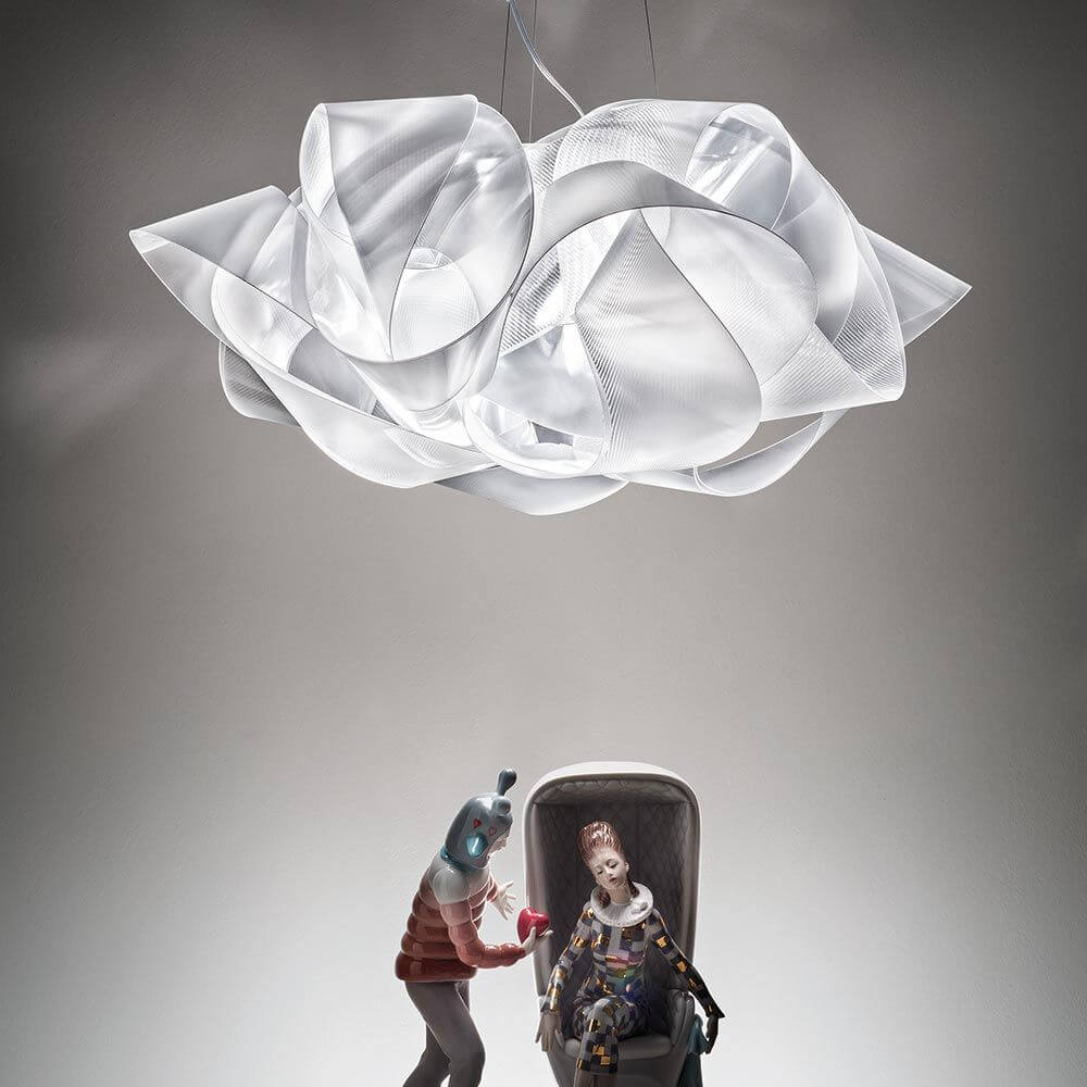 Slamp Hängelampe Fabula Prisma Transparent über einem futuristischen Setting mit Figuren.