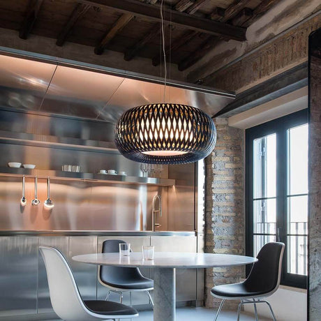 Slamp Hängelampe Kalatos Ø 63cm Lentiflex in einem modernen Küchenambiente. Das Design inspiriert von Flechtkunst.