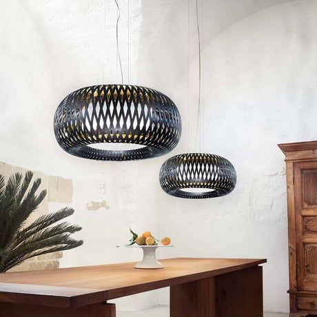 Slamp Hängelampe Kalatos Ø 63cm Lentiflex in modernem Raum mit Holztafel und dekorativen Elementen.