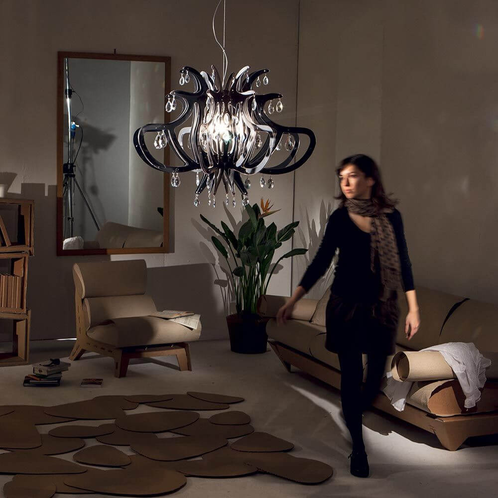 Lámpara colgante Slamp Medusa Negra en un interior elegante con mobiliario moderno.