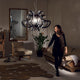 Lámpara colgante Slamp Medusa Negra en un interior elegante con mobiliario moderno.