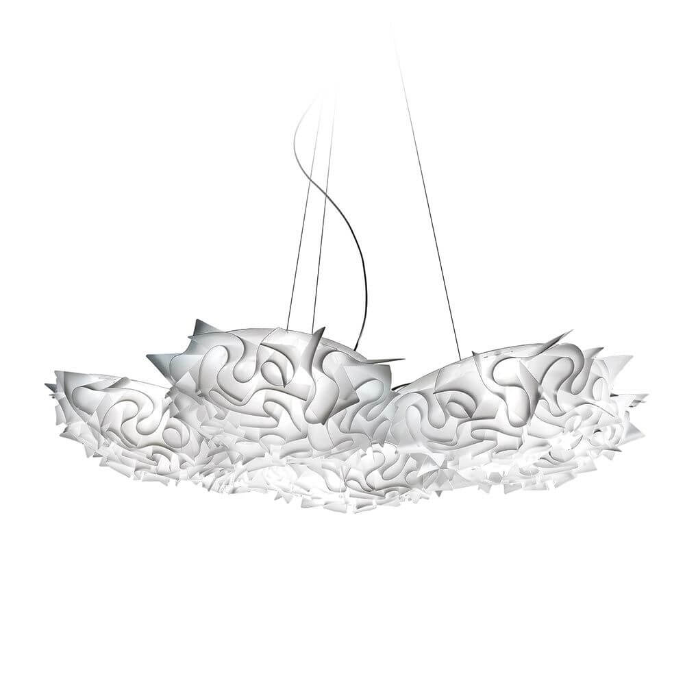 Slamp Hängelampe Veli 7 Opalweiss im eleganten Design mit kurvenreichen Formen und gestreutem Licht.