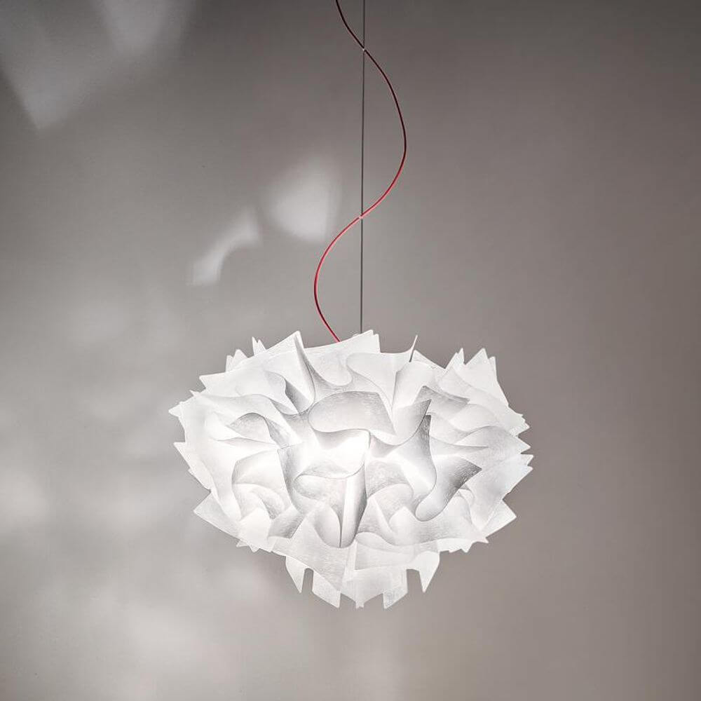 Slamp Hängelampe Veli Couture Weiß mit verspielter Blüten-Optik und farbigem Kabel für außergewöhnliche Lichteffekte.