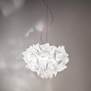 Suspension Slamp Veli Couture blanche avec un aspect floral ludique et un câble coloré pour des effets lumineux exceptionnels.