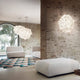 Slamp Pendelleuchte Veli Foliage Weiß im modernen Raum, kombiniert mit stilvollem Interieur und warmem Licht.