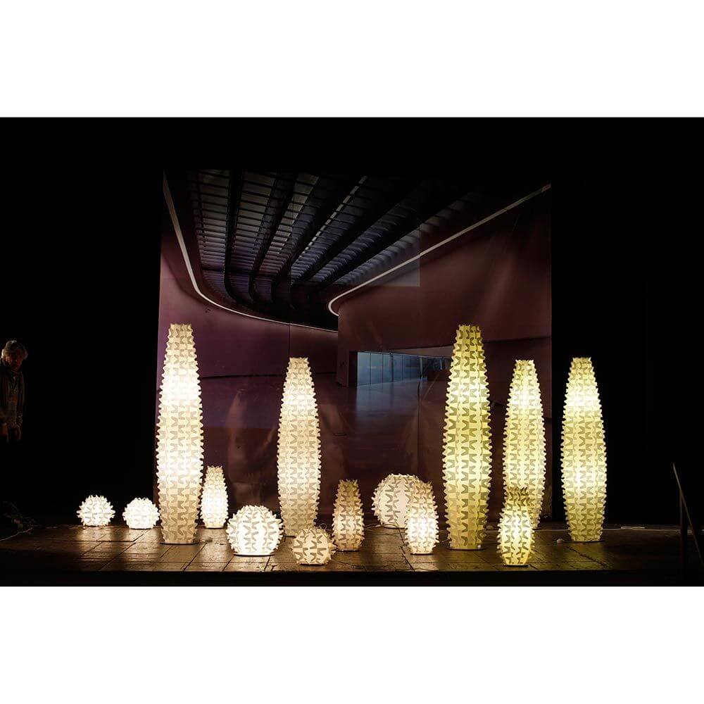 Slamp Hängeleuchte Cactus Gold in verschiedenen Größen auf einer Bühne mit harmonischem Licht.