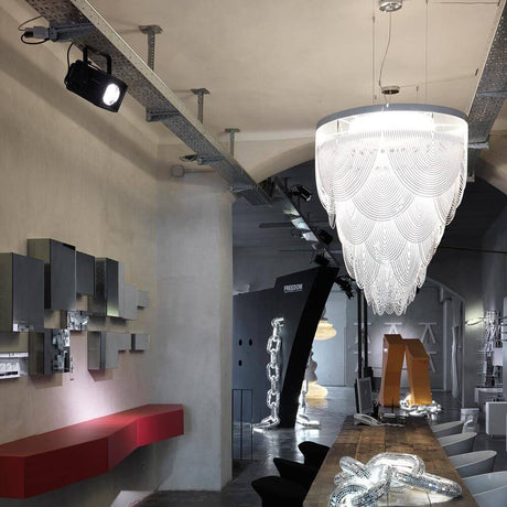 Lampada a sospensione Slamp Ceremony Large Bianco in un interno moderno con illuminazione elegante.