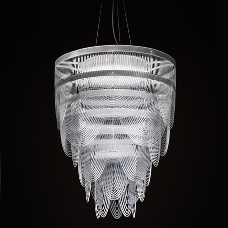 Lampa wisząca Slamp Ceremony Large Prisma Transparent w przezroczystej wersji z wdzięcznymi strukturami łańcuchowymi.