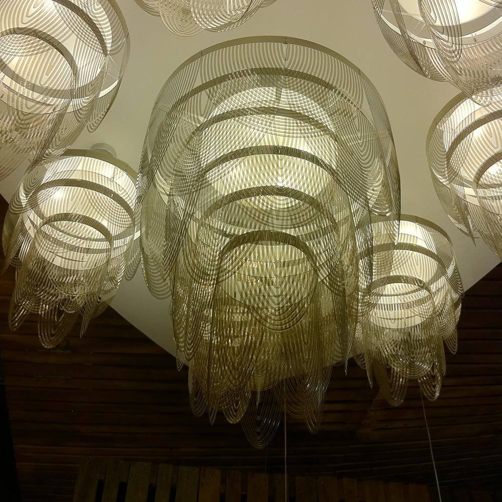 Slamp Hängeleuchte Ceremony Large Prisma Transparent mit eleganten Technopolymer-Ketten und warmem Licht.