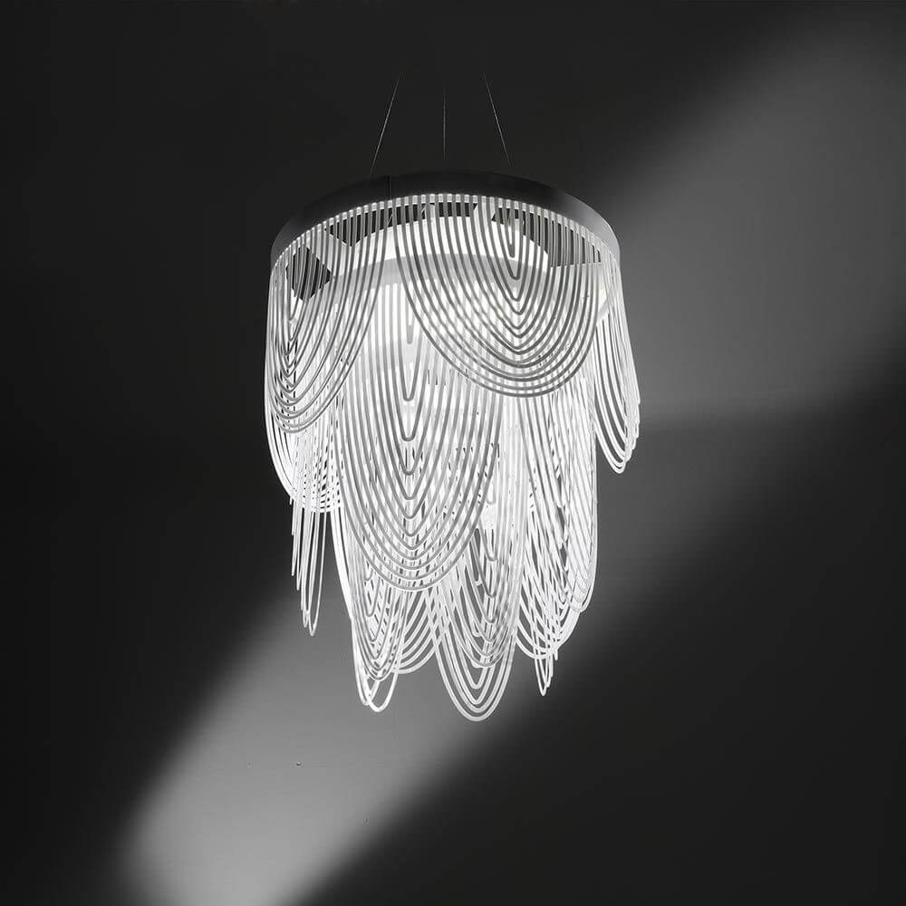 Slamp Hängeleuchte Ceremony Small Weiß mit eleganter, schimmernder Struktur und beeindruckender Lichtverteilung.