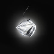 Lampada a sospensione Slamp Gemmy Prisma Trasparente con design sfaccettato ed effetti luminosi affascinanti.