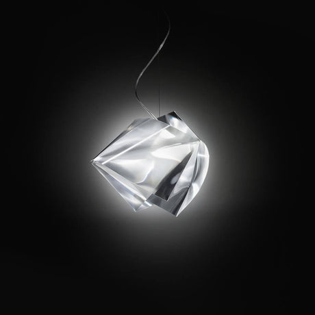 Lampada a sospensione Slamp Gemmy Prisma Trasparente con design sfaccettato ed effetti luminosi affascinanti.