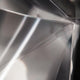 Detailaufnahme der Slamp Hängeleuchte Gemmy Prisma Transparent mit polyedrischen Facetten und Lichtreflexionen.