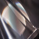 Nahaufnahme von transparentem Material mit holografischem Effekt, ideal für Designs und kreative Projekte.