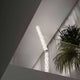 Slamp Hugo Stehleuchte 207cm aus Lentiflex-Kunststoff in einem modernen Raum mit Pflanze.