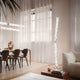 Slamp Hugo Stehleuchte 207cm aus Lentiflex-Kunststoff in modernem Wohnambiente mit eleganten Möbeln.