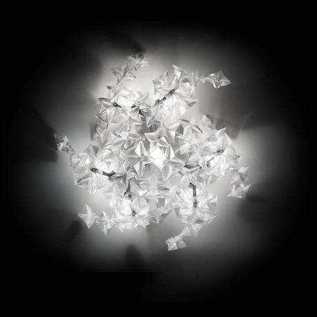 Lampada da soffitto LED Slamp Hanami 2500lm 2700K Prisma in forma elegante simile a un fiore con luce morbida.