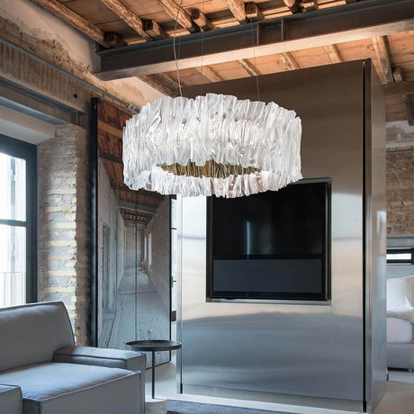Slamp LED Hängelampe Accordeon Ø 57cm in modernem Interieur mit Plissee-Design.