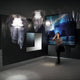 Slamp LED Hängelampe Aria Large 7000lm 2700K Transparent im modernen Wohnraum mit elegantem Design.