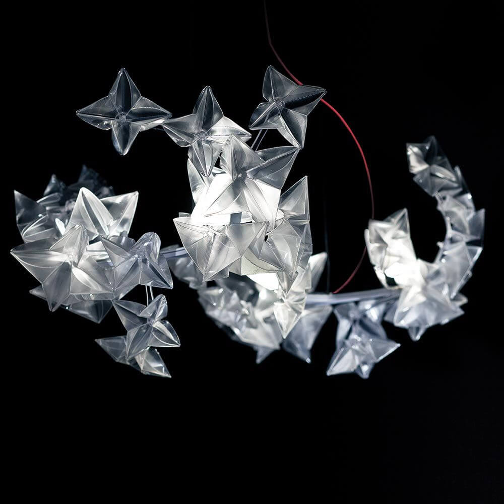 Slamp LED Hängelampe Hanami 2500lm 2700K Prisma, elegante Hängelampe mit blütenähnlichen Formen.