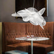 Slamp LED Hängelampe La Belle Etoile über einem runden Tisch in einem eleganten Restaurant.