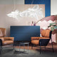 Slamp LED Hängelampe La Belle Etoile über modernem Interieur mit Sessel und Tisch.