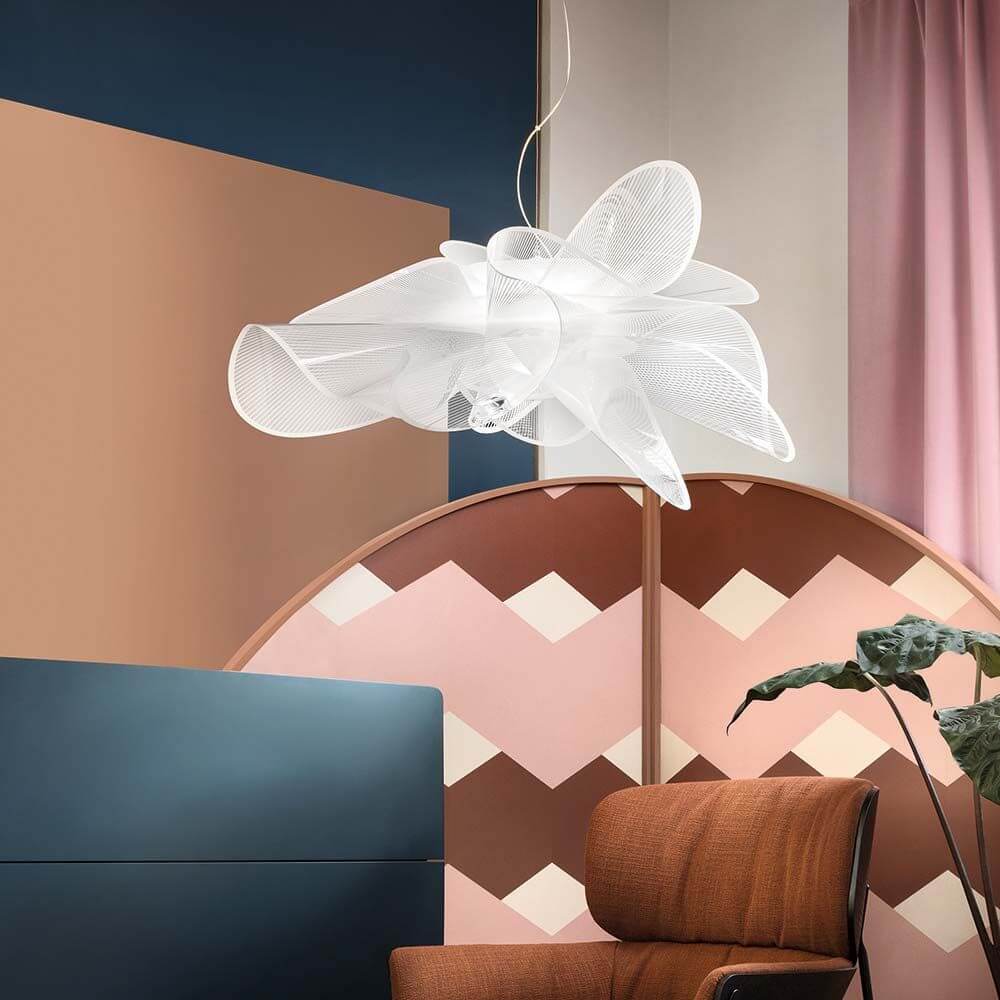 Slamp LED Hängelampe La Belle Etoile in modernem Innendesign mit kreativen Farben und Formen.