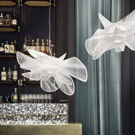Slamp LED Hängelampe La Belle Etoile in modernem Interieur mit Bar.
