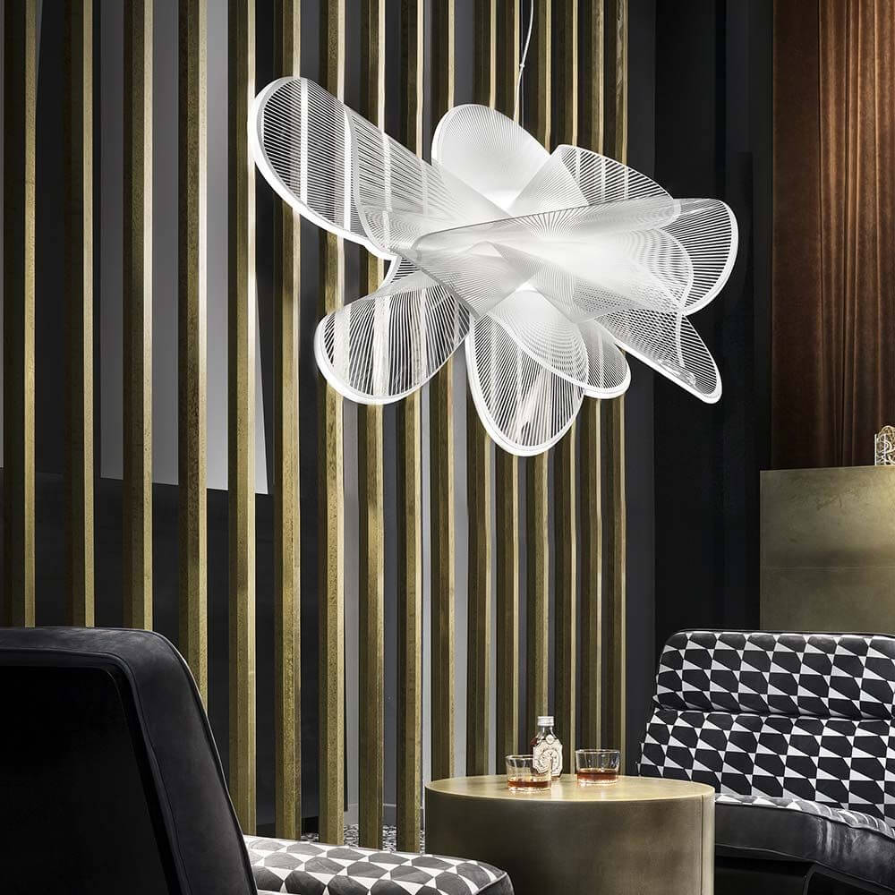Slamp LED Hängelampe La Belle Etoile in modernem Wohnambiente mit eleganter Einrichtung.