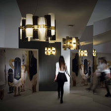 Slamp La Lollo Medium hængende lampe 2500lm 2700K guld i stilfuldt interiør med reflekterende vægge.